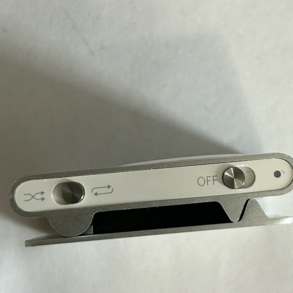 iPod Shuffle 2nd Generation Includes Charger Pre Owned SOLD AS IS - Picture 4 of 8